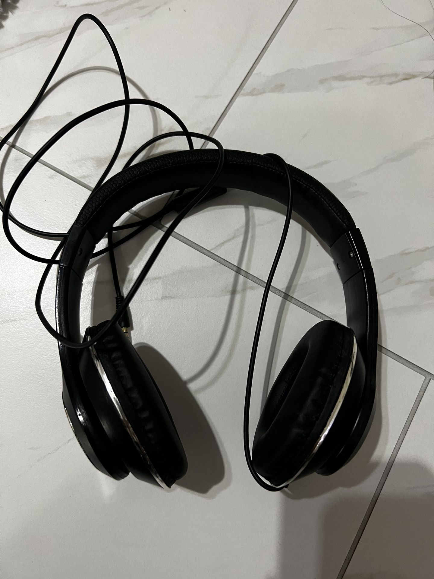 Headphones With Mic On Wire 