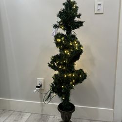 4FT Pre-lit Spiral Artificial Christmas Entrance Tree w/ Lights & Retro Urn Base