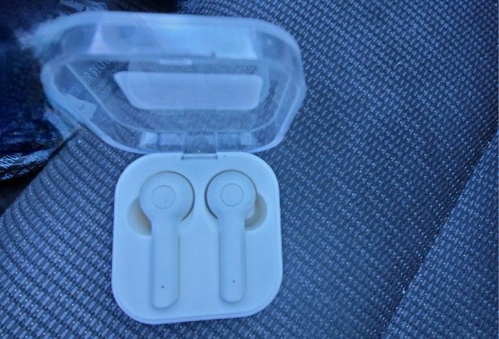White Bluetooth Ear Pods With Charger