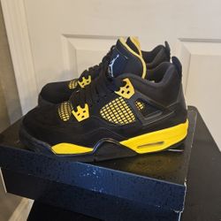 Jordan 4 Retro
Thunder (2023) (GS) Size 5