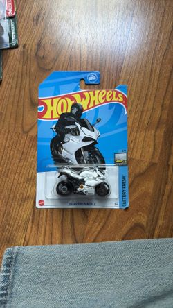 Hot Wheels White Ducati 1199 Panigale Treasure Hunt, 164/250 | Factory Fresh 5/5
