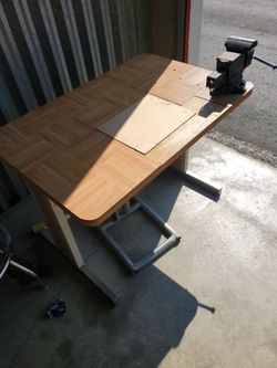 Metal stand work bech w/ vise
