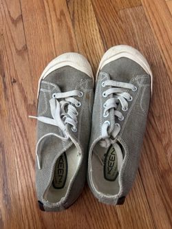 beige/grey rounded toe keen shoes