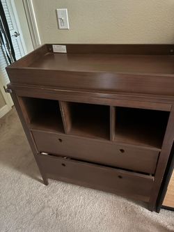 Changing table/ dresser