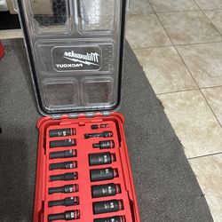 Milwaukee pack out socket set