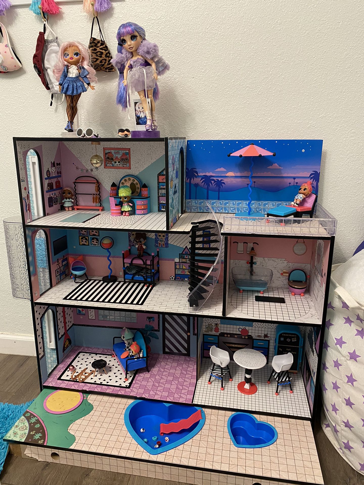 L.O.L House With  Accesories And 7 Little Dolls 