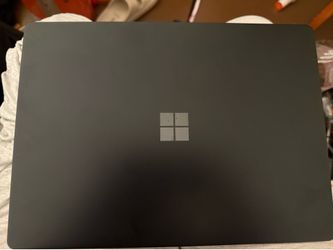 Microsoft Surface Laptop 2 Black- 256GB, Intel R UHD Graphics Card 620, 8 GB RAM