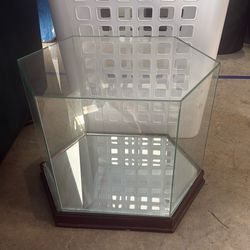 DISPLAY CASE HOLDS NFL SIZE HELMET