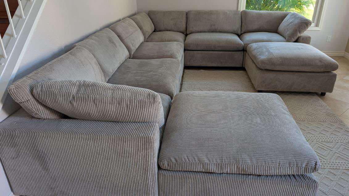New 8 Piece Modular Sectional Couch! Extremely Comfortable! Free Delivery 🚚!