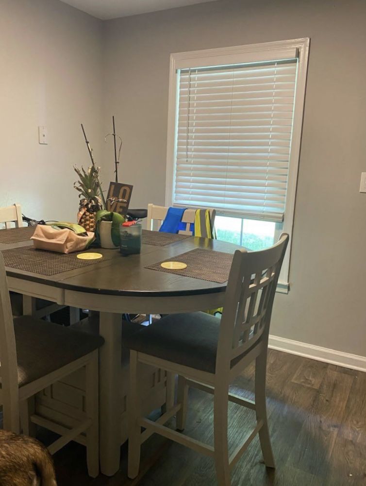 High Dinner Table With 4 High Chairs