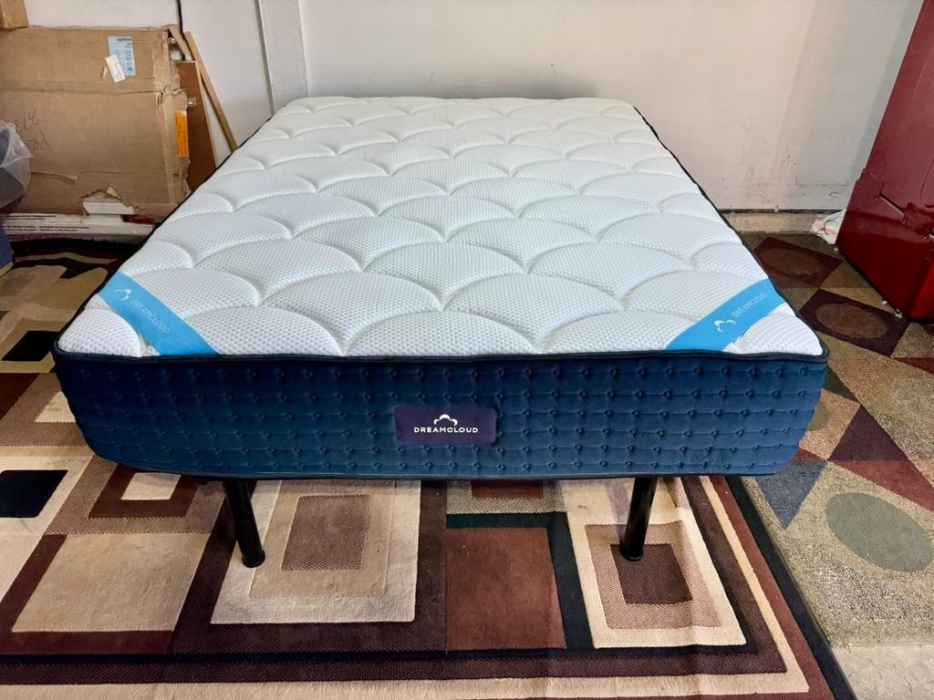 LIKE NEW - Queen DreamCloud Mattress - Delivery Available
