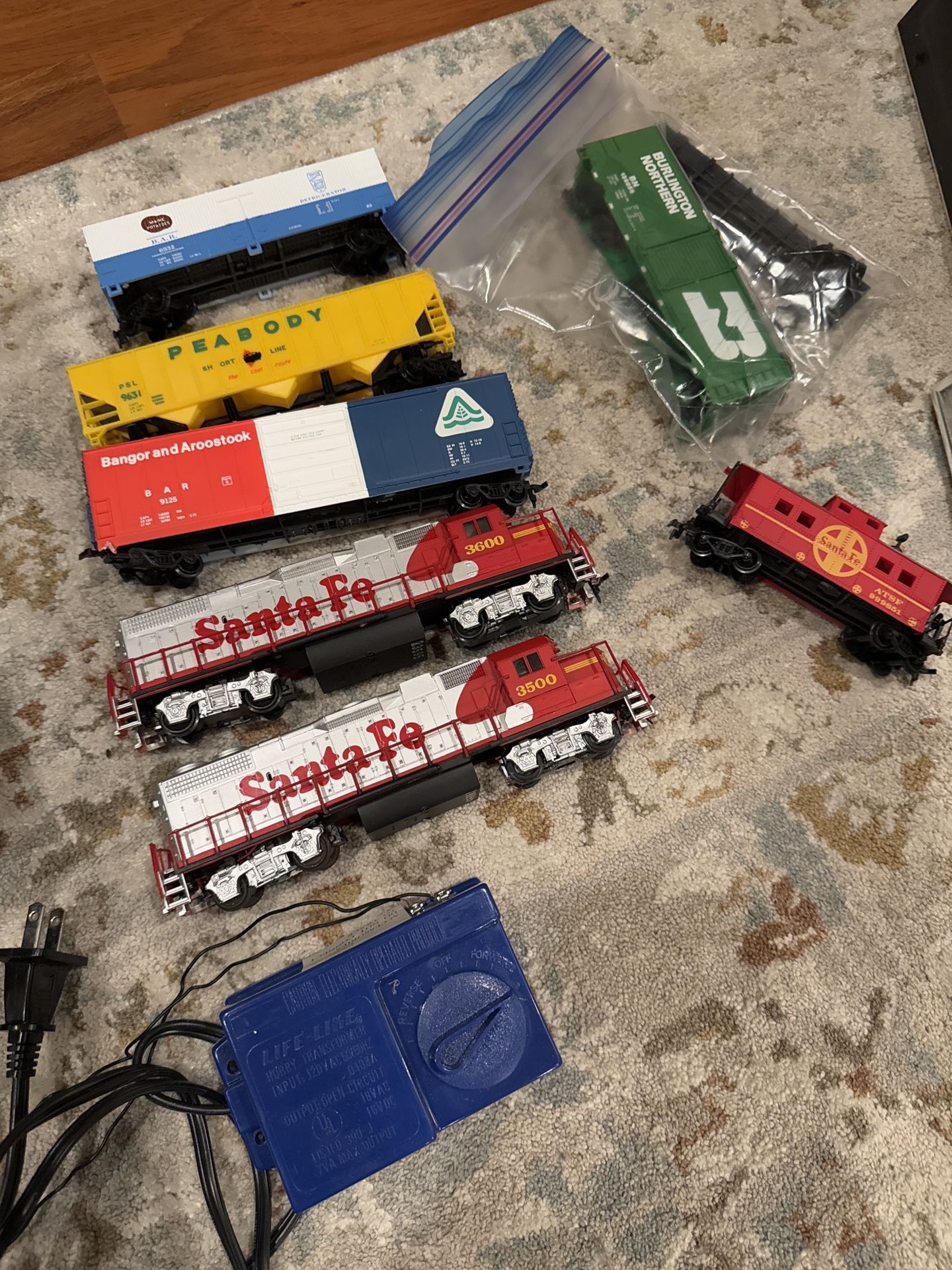 HO Scale Model Train Lot – Santa Fe Engines + Cars, Track & Transformer