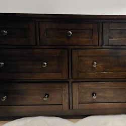 7-drawer Dresser