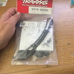 Traxxas 9319 Tail Lights(2), Tail Light Mounts (2), Wing Mount/ Rear(2), Vent Mount Rear (2), 2.6x8mm BCS (2) 1.6x5mm BCS (4), 1.6x7mm