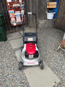 Honda HRR216 self propelled lawnmower with bag
