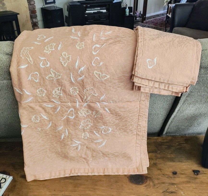 LARGE TABLECLOTH & NAPKINS