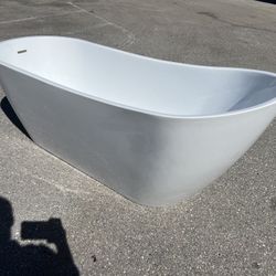 Cora 67" x 28" Freestanding Acrylic Bathtub VA6522-L-MB Retails $708.97 From Wayfair. Has a crack see pics.  67x28x28.5in