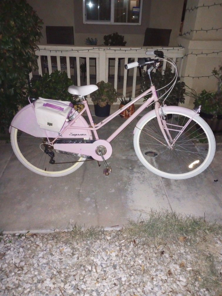 Huffy Supreme 28 Inch Beach Cruiser,Rides Smooth. Comes With Saddle Bags. Asking $40