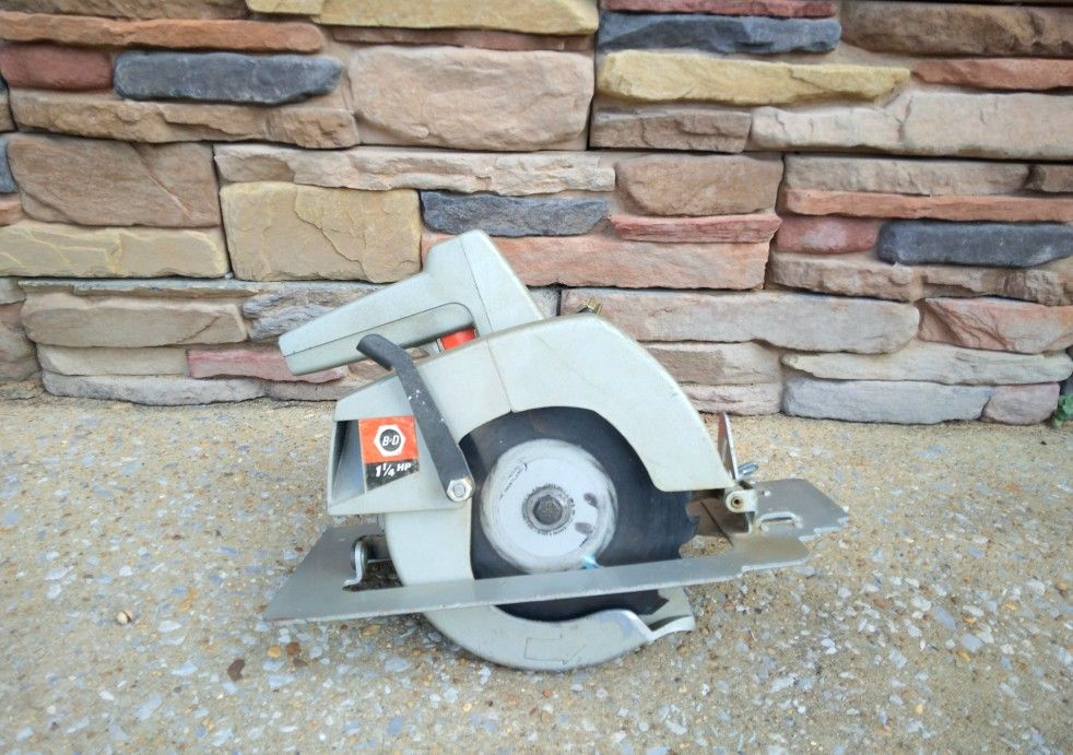 Vintage Black & Decker 7 1/4" Circular Saw/Metal Case