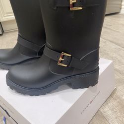 Tommy Hilfiger (women’s Size 8) 