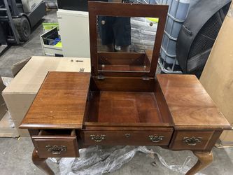 Makeup desk