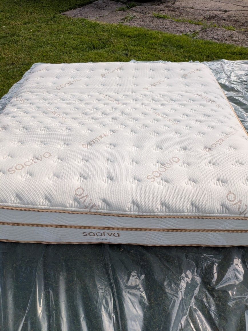 Saatva Classic Mattress, Luxury Firm, 14.5", King, Like New, Perfect Condition