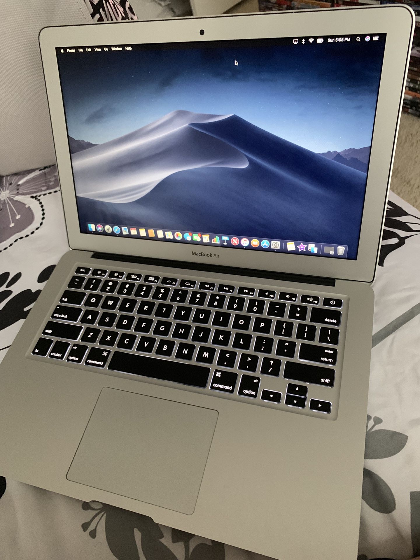 MacBook Air!!!!!! Excellent Condition!!!!!!! Practically Brand New!!!!!!
