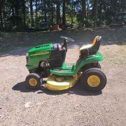 JOHN DEERE RIDING LAWNMOWER L110