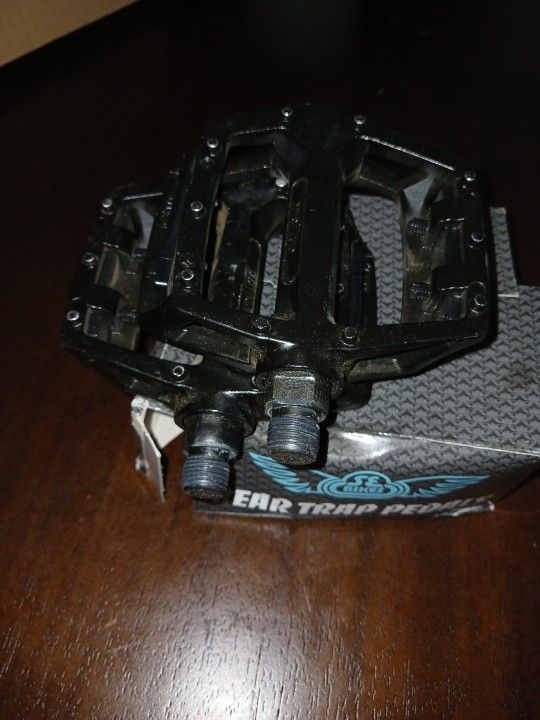 SE Flat Pedals
