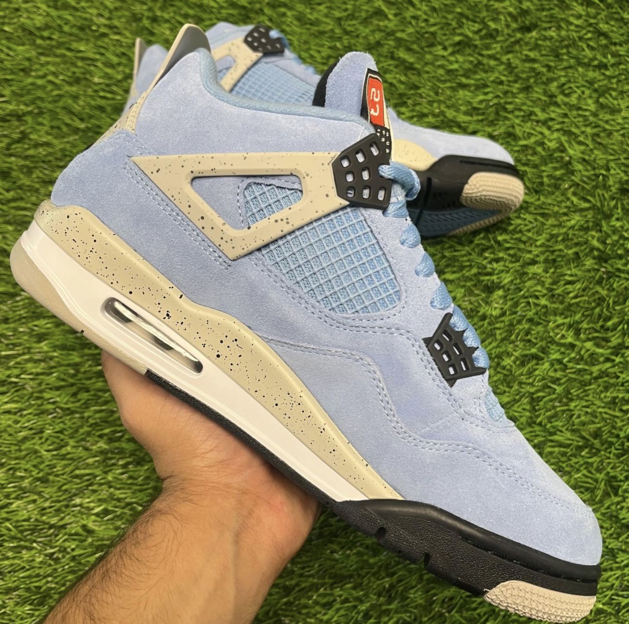 Jordan 4 'University blue'