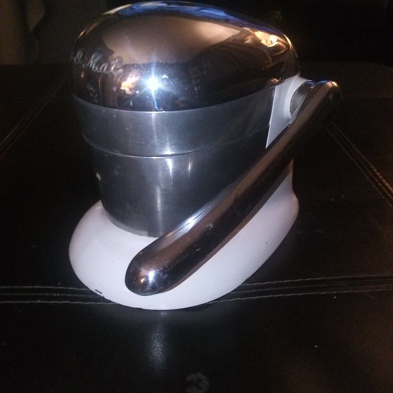 1930'sVINTAGE JUICE-O-MATIC
-WORKS PERFECTLY STILL
-ASKING 35 OR BEST OFFER
THANKS!