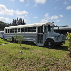 2001 THOMAS Freightliner Skoolie