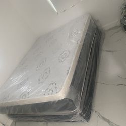 Queen mattress pillow top set with box spring (2pc - new) 