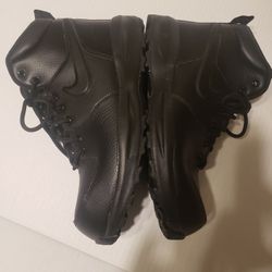 Nike Manoa a Mid
Triple Black