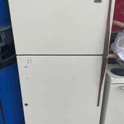 Refrigerator with ice maker