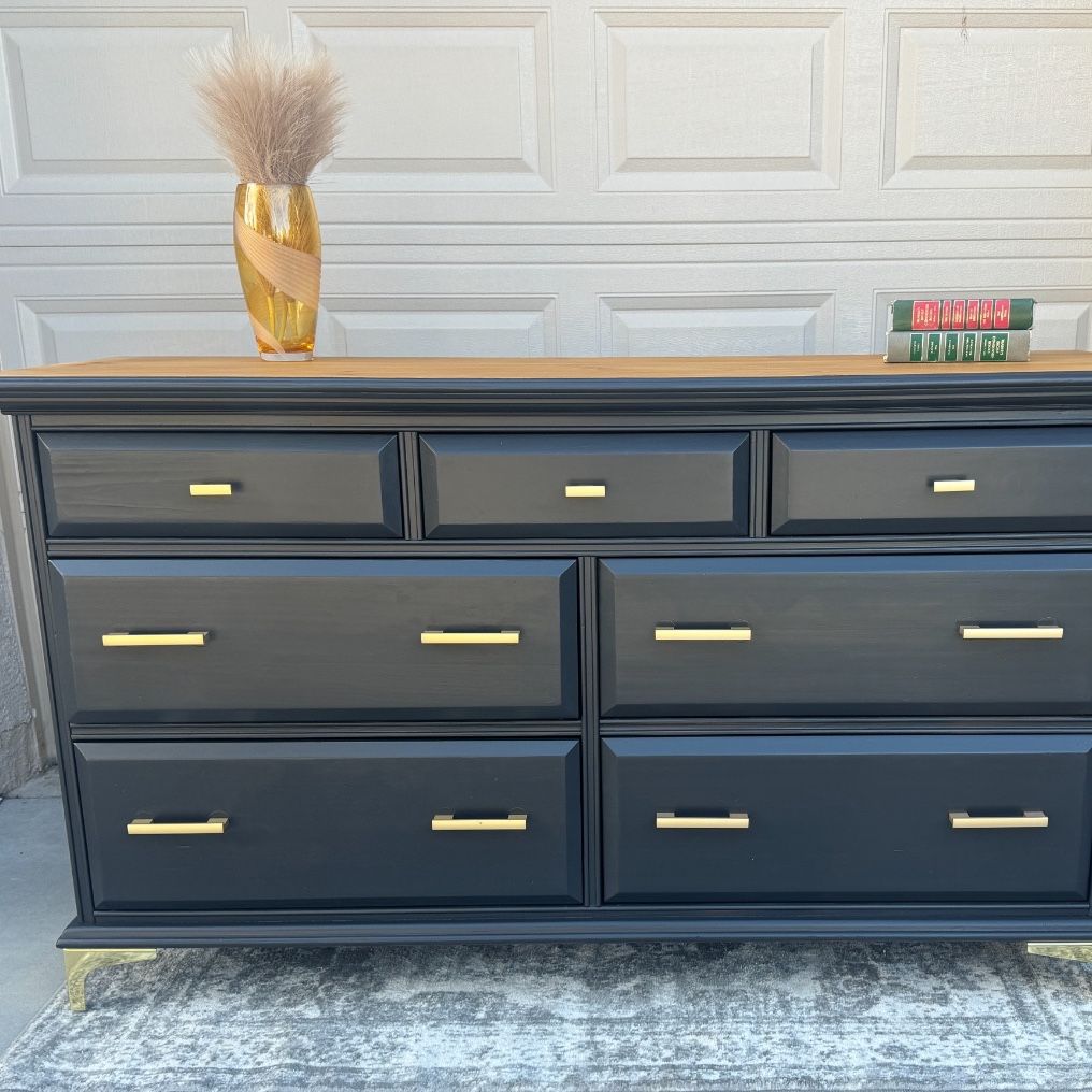  Dresser With 7 Drawers And  Gold Legs 