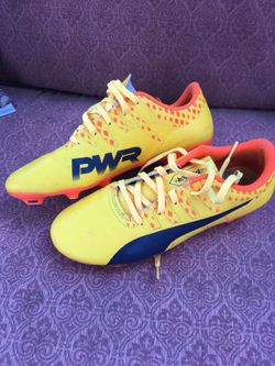 Boys Puma Soccer Cleats - size 6