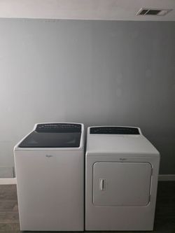 WHIRPOOL WASHER AND DRYER BOTH ELECTRIC CLEAN AND DESINFECTED XL CAPACITY 5.3 CU DELIVERY AVAILABLE FOR EXTRA FEE