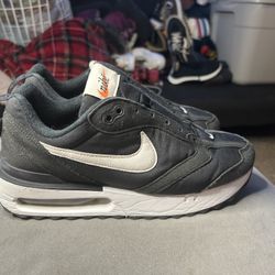 Black Nike Air Max Women’s Size 9