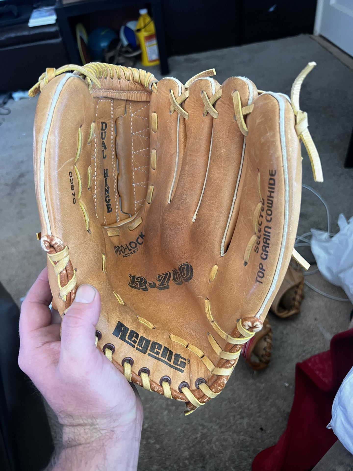Regent R-700 Softball/ Baseball Adult Glove Like New Quality Leather $30 Have Cheaper And Smaller Gloves Too Righty Right Handed Thrower RHT