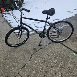 Raleigh Venture Bicycle in Excellent condition. 
(50 - 559) 26 - X 1.95
HI - TEN STEEL
Seven speed bike with front and back brakes.