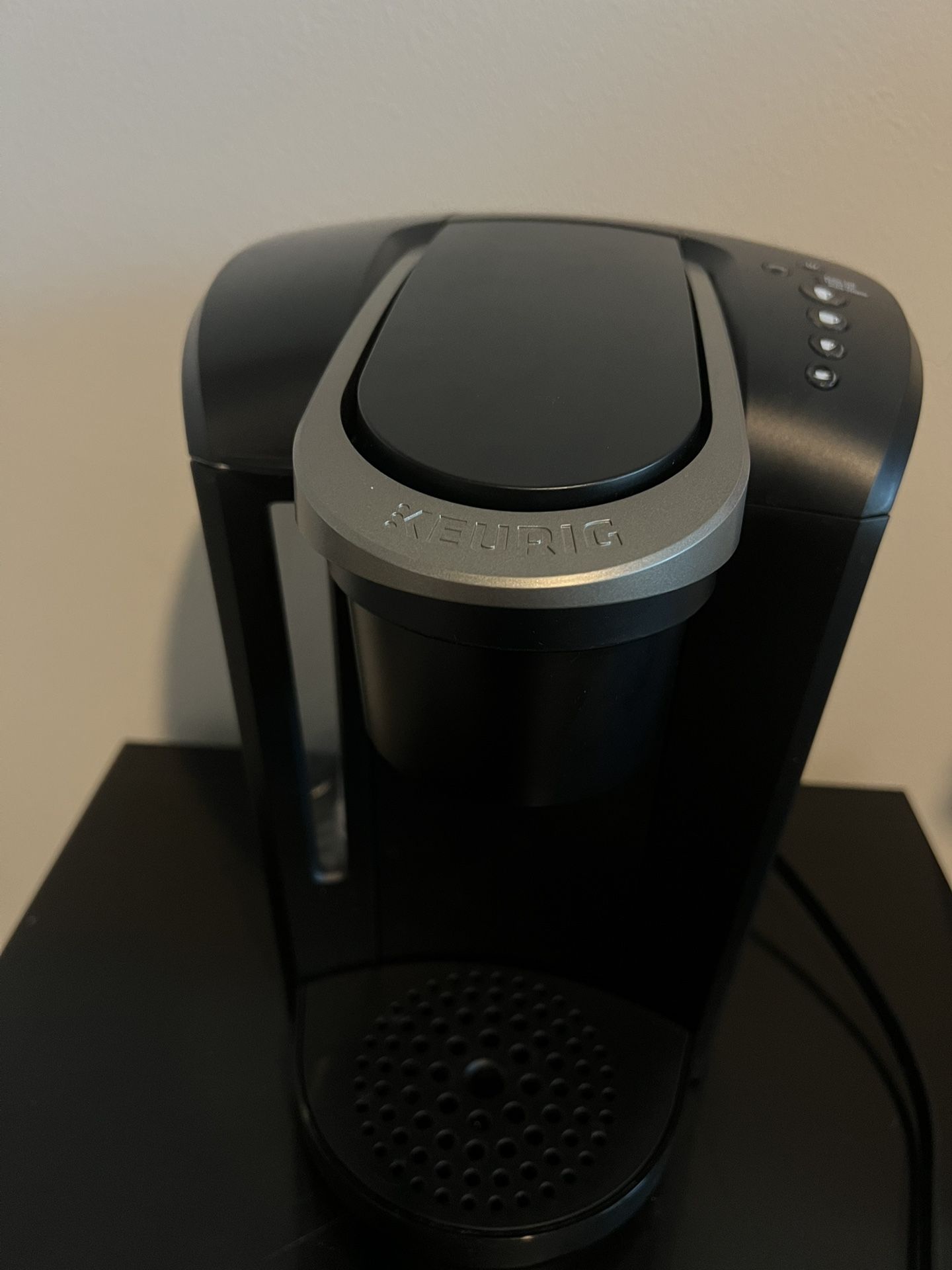 KEURIG COFFEE MAKER