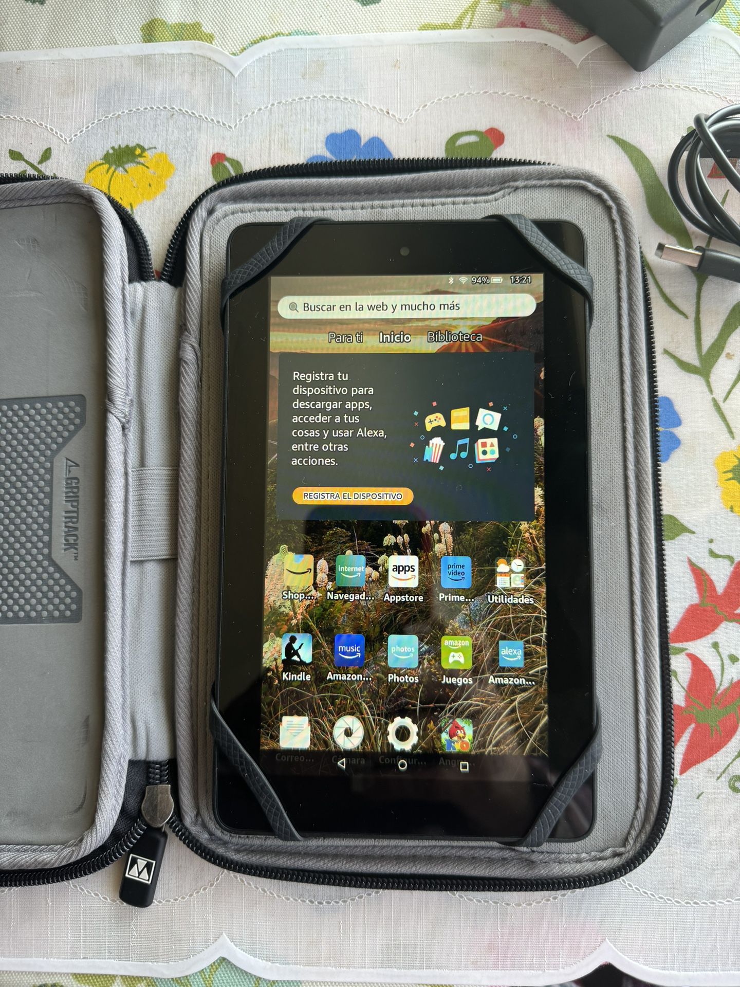 Amazon Fire 5th Generation 8GB 7" Tablet  Bundle-  Black (IL/PL1-7457-sv98ln-UG)