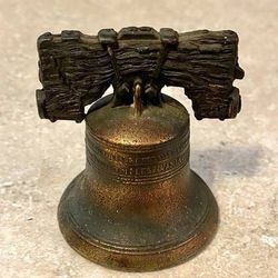 Vintage Collectible Souvenir Miniature Engraved Philadelphia Liberty Bell Pass & Stow Paperweight Home Decoration Accent