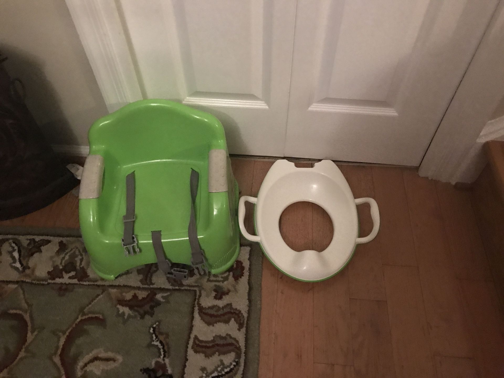 Booster chair, potty seat great condition. (Alexandria, VA)