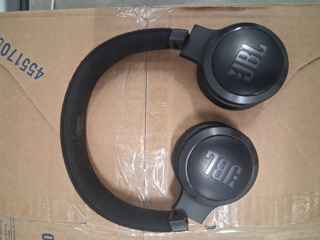 JBL Live 460NC Wireless On-Ear Headphones.
