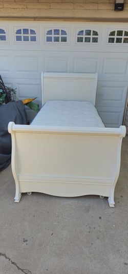 **Beatiful Cafe Kids twin daybed with pull out trundle **