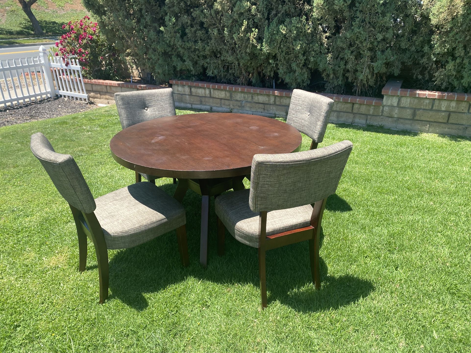 Round Dining Table And Chairs