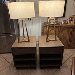 Coffee Table, 2 End Tables  And 2  Lamps. 