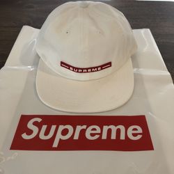 SUPREME HAT RAISED LOGO